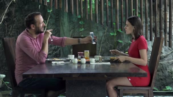 Couple utilisant des smartphones — Video