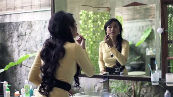 Mujer aplicando maquillaje, rubor en su cara — Vídeos de Stock