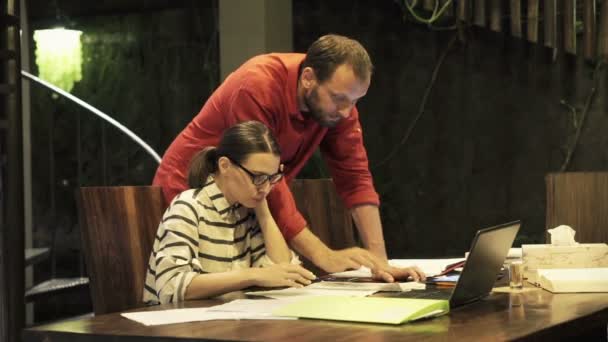 Couple d'affaires lecture de documents — Video