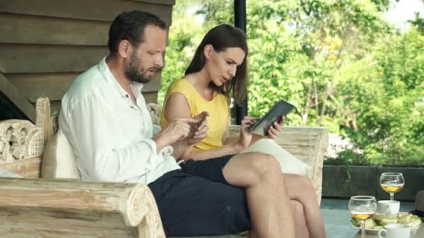 Couple with tablet computer — Stock Video