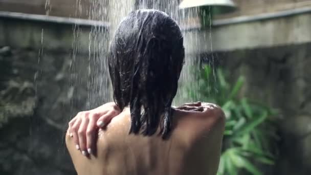 Гола жінка миє тіло під душем — стокове відео