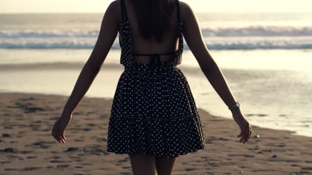 Mujer de pie en la playa — Vídeos de Stock
