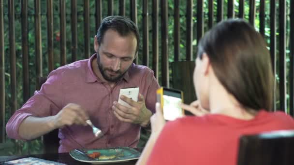 Pareja usando teléfonos inteligentes — Vídeo de stock