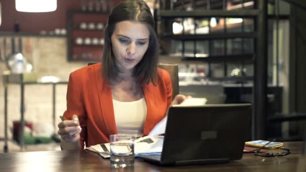 Бізнес-леді пишуть нотатки в документах — стокове відео