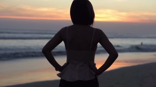 Женщина, любующаяся закатом — стоковое видео