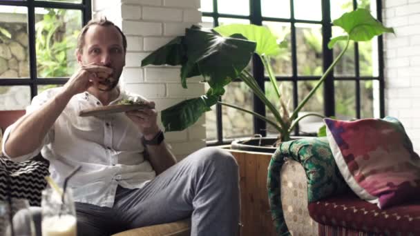 Hombre comiendo sabroso sándwich — Vídeos de Stock