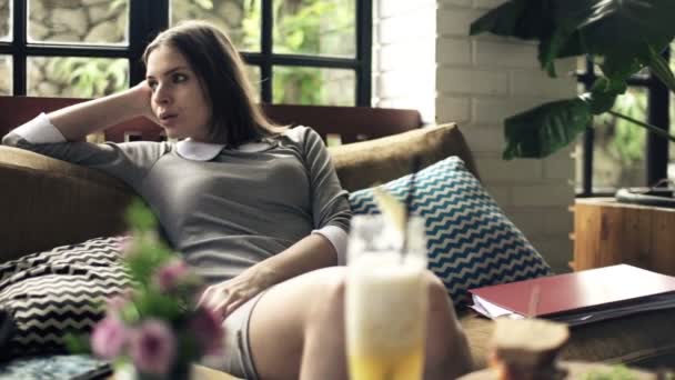ソファーに座っていた女性実業家 — ストック動画