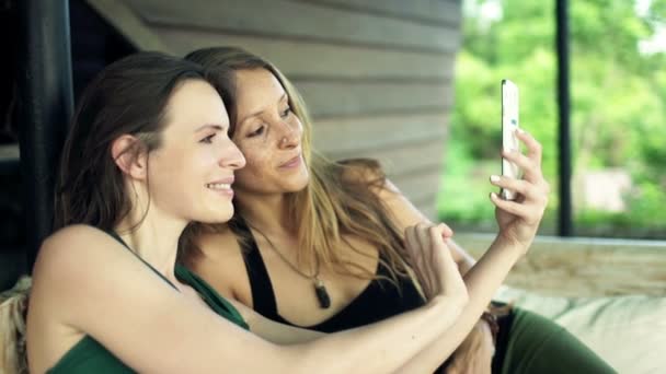 Barátnők véve selfie fotó-a cellphone, teraszon — Stock videók