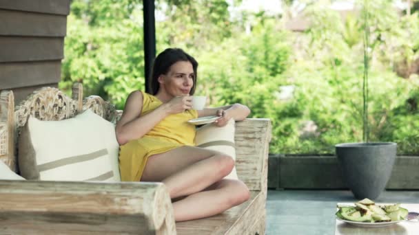 Frau entspannt sich und trinkt Kaffee — Stockvideo