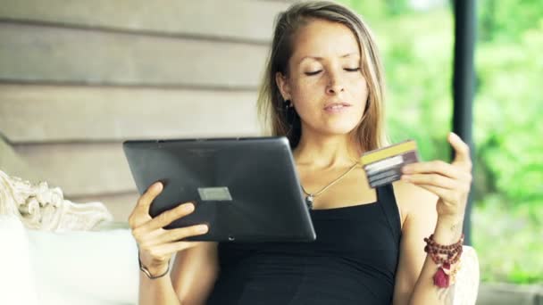 Женщина делает онлайн покупки на планшетном компьютере — стоковое видео