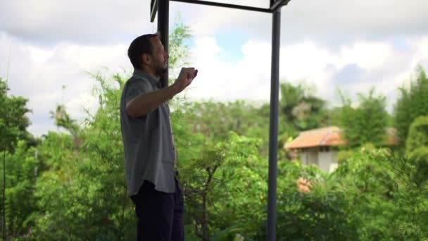 Homem no terraço e braços esticados — Vídeo de Stock