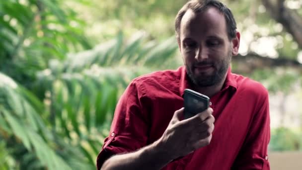 Homem tirando foto selfie com celular — Vídeo de Stock