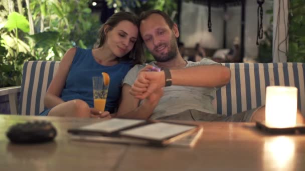 Pareja usando smartwatch — Vídeo de stock