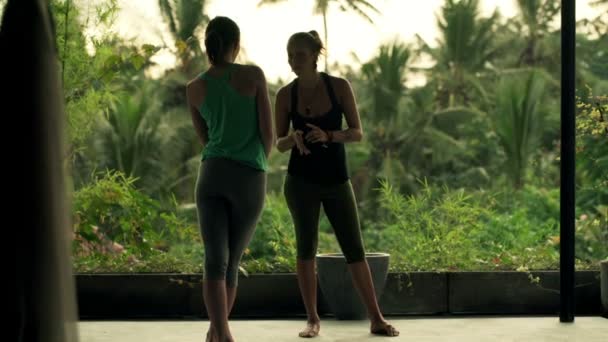 Copines parler sur la terrasse après la formation — Video