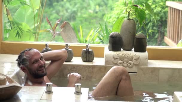 Adam Banyoda küvet içinde baş yıkama — Stok video