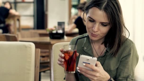 Mulher enviando sms no smartphone — Vídeo de Stock