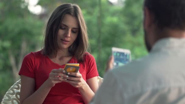 Пара с помощью смартфонов — стоковое видео