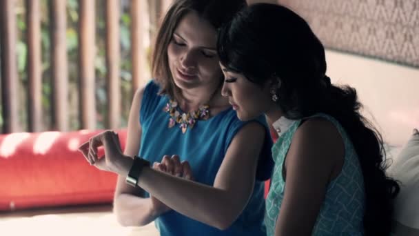 Novias hablando y usando smartwatch en casa — Vídeos de Stock