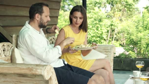 Casal comer melão no terraço — Vídeo de Stock