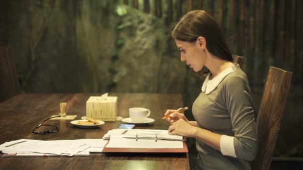 Femeie de afaceri care scrie în documente — Videoclip de stoc