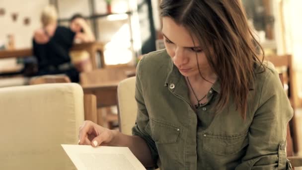 Mujer leyendo libro y bebiendo cóctel — Vídeos de Stock