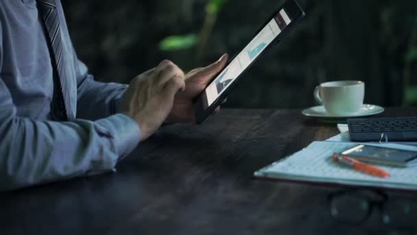 Businessman using tablet computer — Stock Video