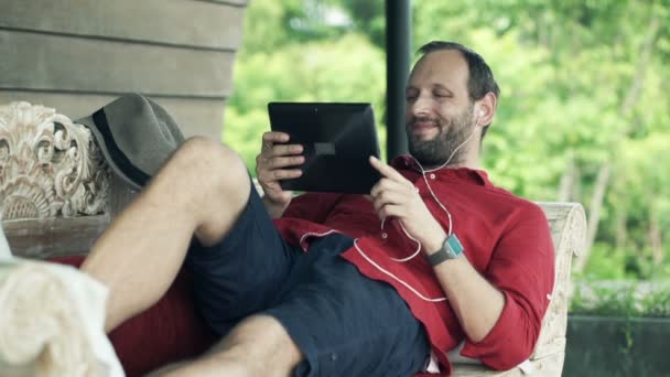 Homme regardant le film sur tablette — Video