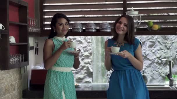 Novias bebiendo café en la cocina en casa — Vídeos de Stock