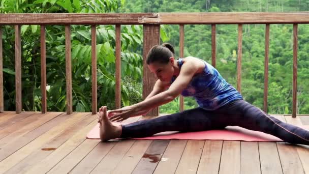 Mujer haciendo ejercicio en la terraza — Vídeo de stock