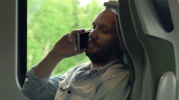 Muž, mluvil na mobil během jízdy vlakem — Stock video