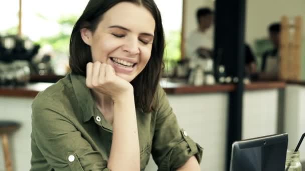 Femme boire un cocktail dans un café — Video