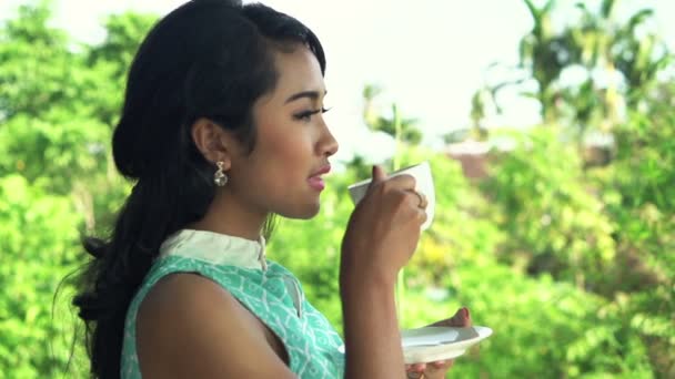 Schöne Frau trinkt Kaffee auf der Terrasse — Stockvideo