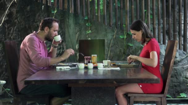 Paar praten tijdens het ontbijt — Stockvideo