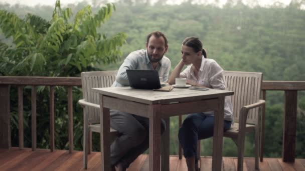 Casal falando e assistindo filme — Vídeo de Stock