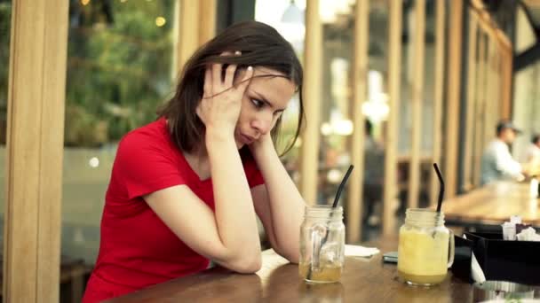 Ongelukkige vrouw in café — Stockvideo