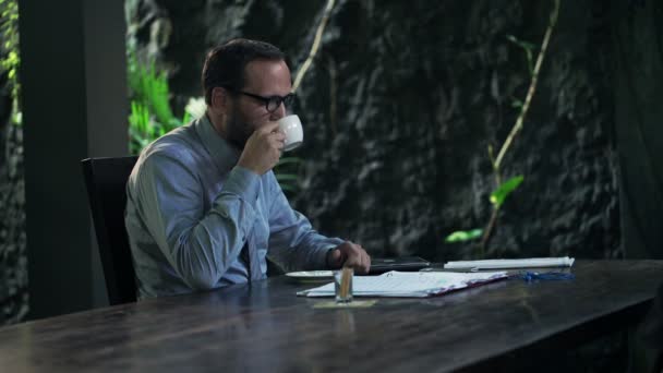 Επιχειρηματίας πίνοντας καφέ — Αρχείο Βίντεο