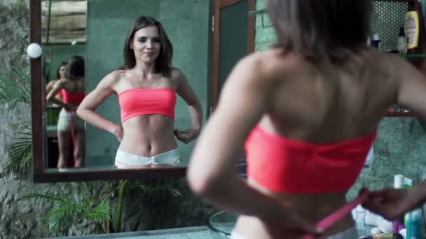 Woman measuring waist — Stock Video