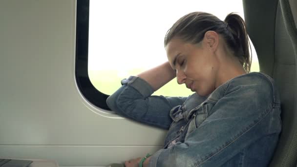 Jonge vrouw slapen op een trein — Stockvideo