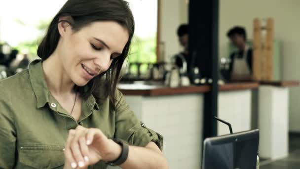 Женщина с умными часами пьет коктейль — стоковое видео