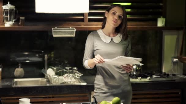 Donna d'affari con documenti in cucina — Video Stock