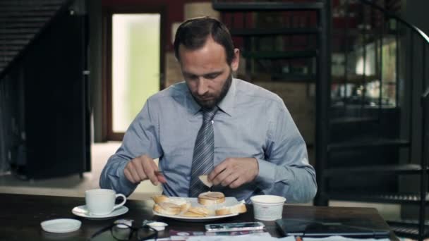 Affärsman förbereder och äter frukost — Stockvideo