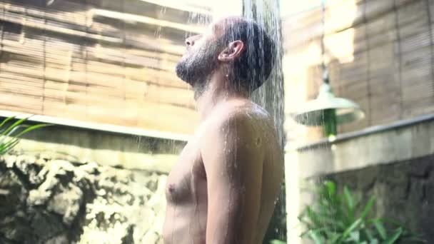 シャワーの下で立っている男性 — ストック動画