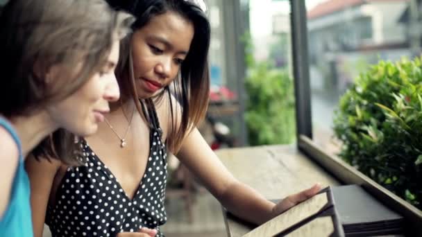 Meninas falando e lendo menu — Vídeo de Stock