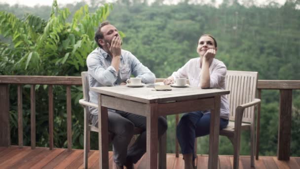 Couple drinking coffee — Stock Video