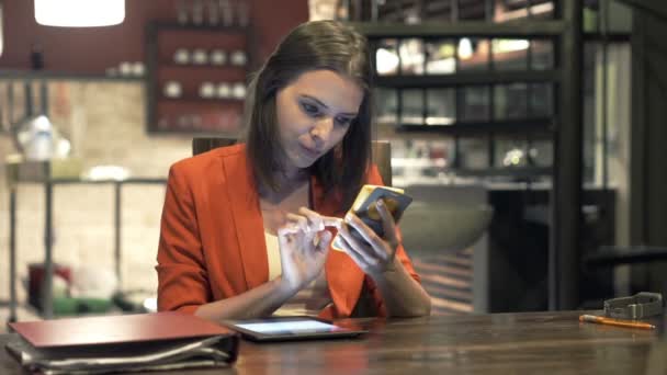 Mujer de negocios que compara los datos en la computadora tableta — Vídeo de stock
