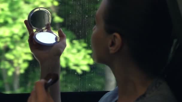 Frau checkt während Zugfahrt Make-up im Gesicht — Stockvideo