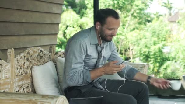 Homme d'affaires écouter de la musique et boire du café — Video