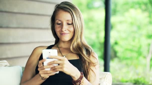 Jovem, mulher bonita usando smartphone — Vídeo de Stock