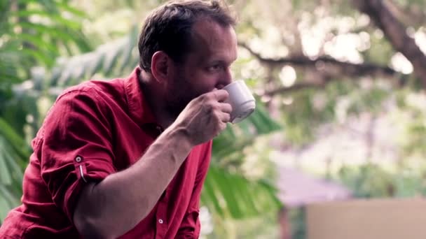 Mann trinkt Kaffee — Stockvideo