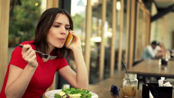 Mujer hablando por celular y comiendo ensalada — Vídeos de Stock